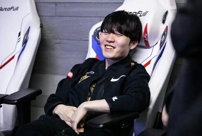 壹号娱乐-Rookie回归赛场,势不可挡首场状态亮眼,FPX观众沸腾!的简单介绍